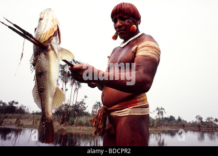 Amazonas-Regenwald, Brasilien, Yawalapiti Ureinwohner Angeln. Xingu. Stockfoto