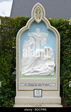 13. Station der Kreuz, Basilika, die Knock, Irland: Leichnam Jesu vom Kreuz entfernt (Ablagerung oder Klage) Stockfoto