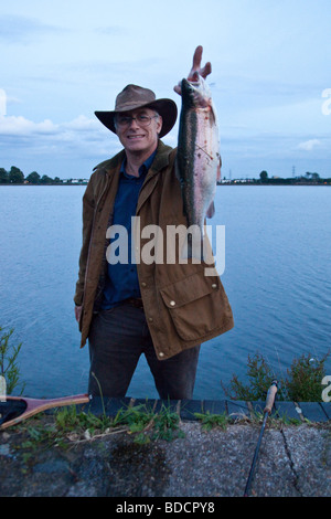 Fliegenfischer mit Regenbogenforellen in Walthamstow Stauseen London England Stockfoto