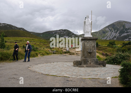 Pilger mit Gehstock Klettern felsigen Oberteil Croagh Patrick auf rejek Samstag, 25. Juli 2009 Stockfoto