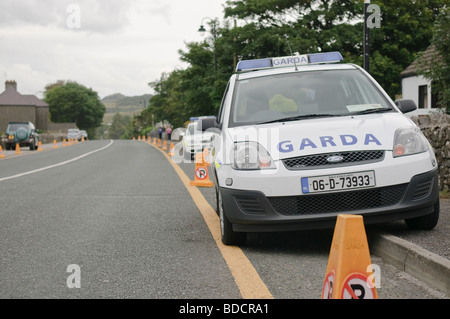 Zwei irische Garda Polizeiautos parkten auf eine keine Parkzone mit Parken Leitkegel. Stockfoto