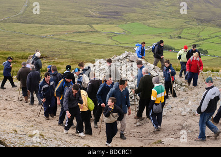 Pilger mit walking stick Kreisen die erste Station am Croagh Patrick auf rejek Samstag, 25. Juli 2009 Stockfoto