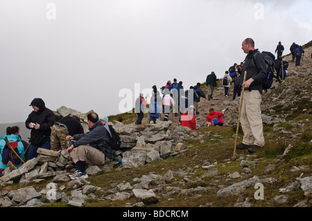 Pilger mit Gehstock Klettern Haltestellen zu betrachten, die Massen Croagh Patrick auf rejek Samstag, 25. Juli 2009 Stockfoto