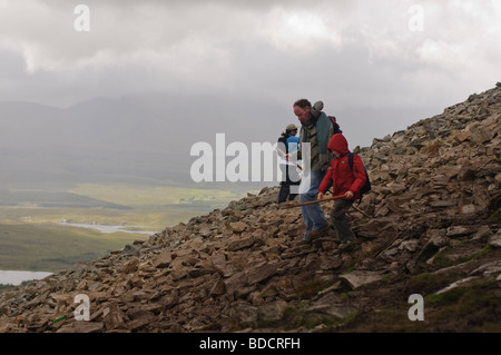 Pilger mit walking Stöcken Abstieg vom felsigen Oberteil Croagh Patrick auf rejek Samstag, 25. Juli 2009 Stockfoto