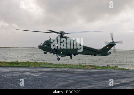 Agusta Westland AW139 Hubschrauber gehören zu den Irish Air Corps, über den Boden Stockfoto