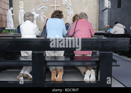 Katholiken beten am Marian Shrine, Knock Stockfoto