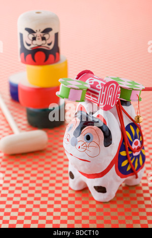 Pappmaché Hund und Daruma Puppe Spiel Stockfoto