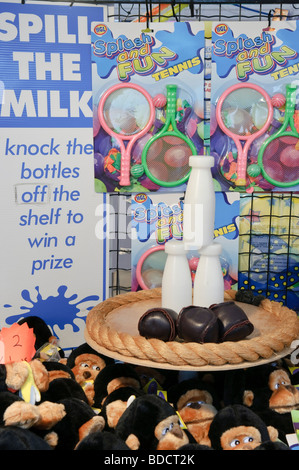 Festplatz stall "Verschütten die Milch - klopfen die Flaschen aus dem Regal, einen Preis zu gewinnen" Stockfoto