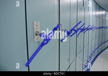 Neue Schließfächer in einer Umkleidekabine Stockfoto