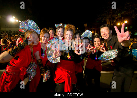 Eine Gruppe von Darstellern posiert für die Kamera beim jährlichen Yosakoi Festival in Sapporo, Hokkaido, Japan. Stockfoto