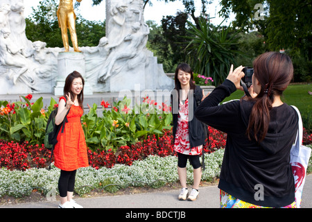 Touristen fotografieren vor der Statue von Johann Strauss II, Stadtpark, Wien, Österreich Stockfoto