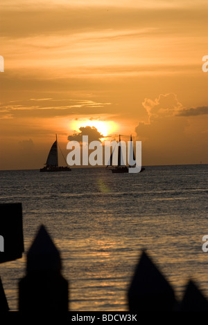 Boote auf der Durchreise Sonnenuntergang auf Key West Stockfoto
