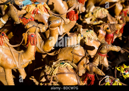 Spielzeug-Kamele zum Verkauf auf dem Markt, Platz Djemaa el-Fna, Marrakesch, Marokko Stockfoto