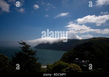 Lynmouth, North Devon von der Klippe Höhen, wo Inversion Nebel die Klippen von Exmoor rollt Stockfoto