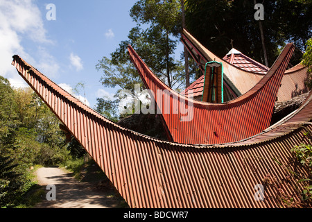 Indonesien Sulawesi Tana Toraja Lokkomata traditionelle Tongkonan Grab Dächer Stockfoto