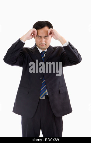 Geschäftsmann, stehen mit den Händen auf den Kopf und blickte, Geschäftsleute Stockfoto