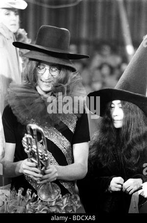 ROCK AND ROLL CIRCUS - John Lennon und Yoko Ono am Set des Films 1968 Stockfoto