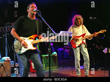 Grillen und Freunde Konzert in Hollywood House of Blues im August 2004 mit Eric Clapton, Grillen und Albert Lee Stockfoto