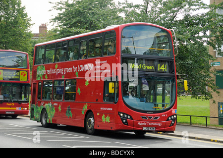 London Bus powered by Elektro-Hybrid-Technologie mit "Einem anderen roten Bus going green für London" gedruckt auf der Seite England UK Stockfoto