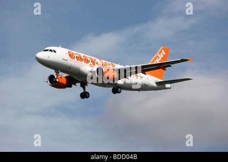 Ein Airbus A319 Flugzeug von Easy Jet im Endanflug Stockfoto