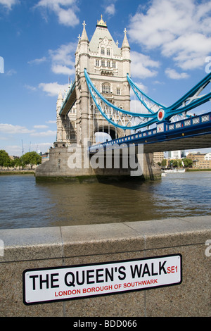 Blick auf die Tower Bridge aus The Queens Walk am Südufer der Themse, London UK Stockfoto