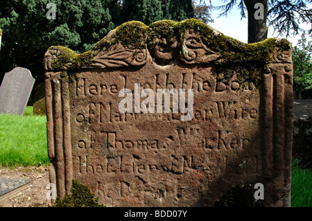 Alten Grabstein in St. Botolph Kirchhof, Newbold-on-Avon, Warwickshire, England, UK Stockfoto