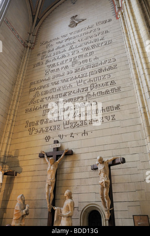 Zagreb, Kroatien. Kathedrale der Himmelfahrt der Jungfrau Maria (Katedrala Marijina Uznesenja) glagolitische Inschrift auf Wand Stockfoto