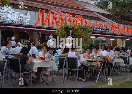 Menschen mit Abendessen im Jumbo Seafood Restaurant, East Coast Parkway, Singapur Stockfoto
