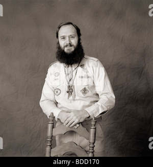 Schwarz weiße Studio-Porträt eines bärtigen männlichen Boyscout-Führers in einem Fotostudio in Iqaluit Nunavut, Kanada Stockfoto