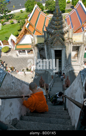 Mönch steigt die Treppe von der Tempel Wat Arun in Bangkok Thailand Stockfoto