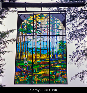 Ein Blick auf die Kathedrale in einer Lichtung in The Forest of Dean eine schöne und inspirierende aus Buntglas Stockfoto