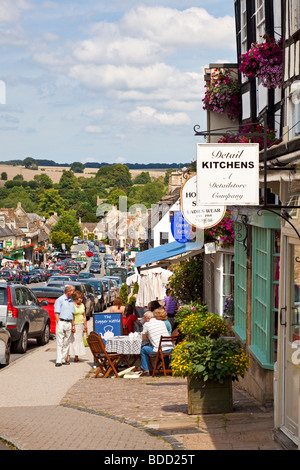 Straßencafé an der High Street in Cotswolds Stadt Burford, Oxfordshire, England, Großbritannien Stockfoto