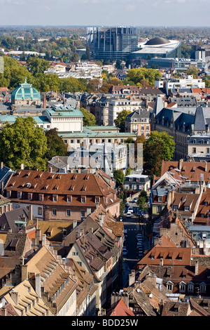 Blick über Straßburg Dächer mit Gebäude des Europäischen Parlaments getroffen von der Kathedrale Aussichtsplattform Elsass Frankreich Stockfoto