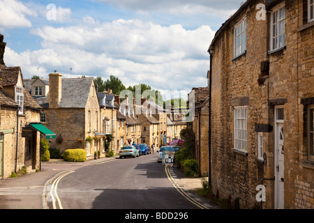 Cotswolds, Großbritannien - kleine Straße in Burford, Oxfordshire, England mit alten Steinhäusern Stockfoto