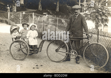 Vater Abschleppen drei Kinder mit dem Fahrrad Stockfoto