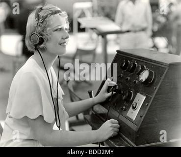 Frau Audio Betriebseinrichtungen in Marineblau Stockfoto