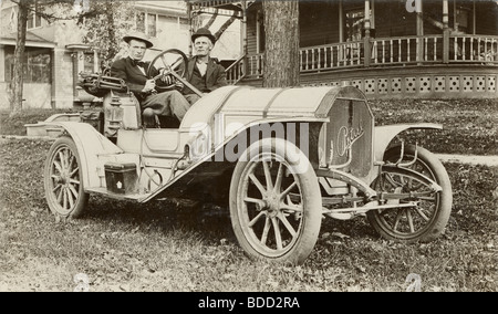 Vater & Sohn im Sturmvogel Roadster zu Hause Stockfoto