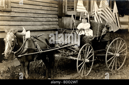 Säugling patriotischen Pferdekutsche Pony Cart fahren Stockfoto