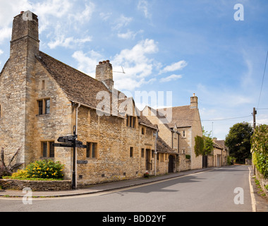 Kleine Straße in Cotswolds Stadt Burford, Oxfordshire, England, Großbritannien mit schönen alten Steinhäusern der Cotswold Stockfoto