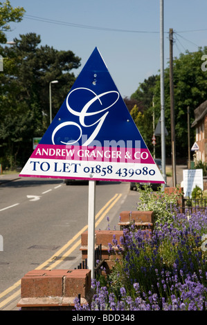 Immobilienmakler-Schild außerhalb einer Immobilie zu vermieten in Market Harborough, Leicestershire Stockfoto