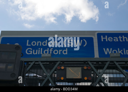 Obenliegende Gantry Schilder auf der Autobahn M25 Stockfoto