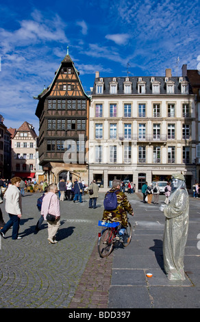 Beschäftigt Domplatz in Straßburg mit Erbe Haus Kammerzell Stockfoto