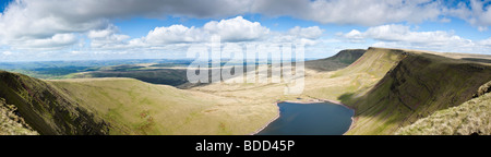 Panoramablick auf Llyn y Fan Fach und die nördlichen Böschung Picws Du und Fan Foel Brecon Beacons Wales Stockfoto