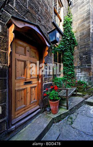 Zurück in die North Yorkshire Fischen Dorf von Robin Hoods Bay street ausführlich Stockfoto