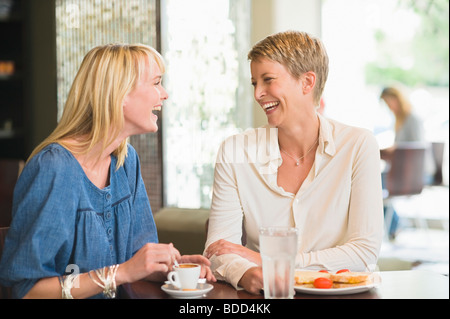 Zwei Frauen in einem Restaurant sitzen und Lächeln Stockfoto