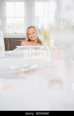 Porträt eines Mädchens an einem Esstisch sitzen Stockfoto