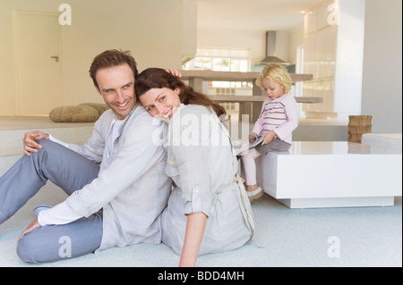 Paar auf dem Boden sitzend Stockfoto