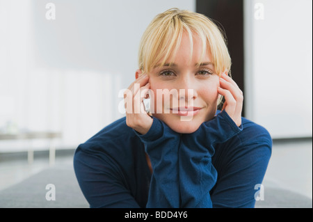 Porträt einer Frau mit dem Kopf in die Hände Stockfoto