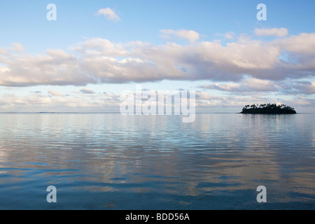 Tropical Island am Horizont von Muri Beach auf Rarotonga in Cook-Inseln in der Südsee gesehen Stockfoto