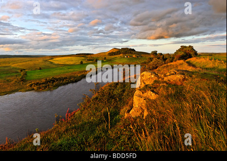 Der Hadrianswall Langstrecken Fußweg auf Highshield Klippen an einem Sommerabend. Stockfoto